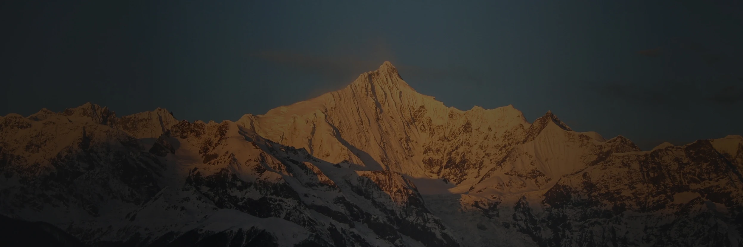 日出映照的群山